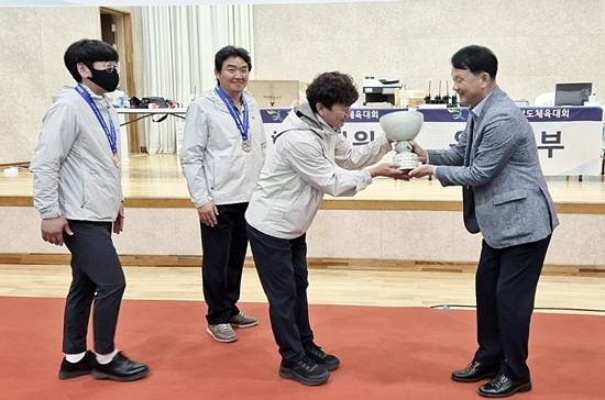 종합 1위에 오른 강진군 선수단이 전남당구연맹 서석현 회장(맨 오른쪽)에게서 우승기념 도자기를 받고 있다.(사진= 전남당구연맹)