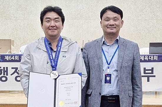 차복훈(왼쪽)은 이번 대회 종합 1위에 오른 강진군 대표 자격으로 최우수선수에 뽑혔다. (사진= 전남당구연맹)