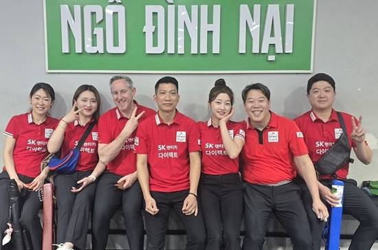 프로당구팀 SK렌터카다이렉트가 베트남 호치민으로 6박7일 전지훈련을 다녀왔다. 응오딘나이 당구클럽서 기념촬영한 SK렌터카다이렉트 선수단. (왼쪽부터)히다 강지은 레펀스 응오 조예은 강동궁 조건휘. (사진= SK렌터카 제공)