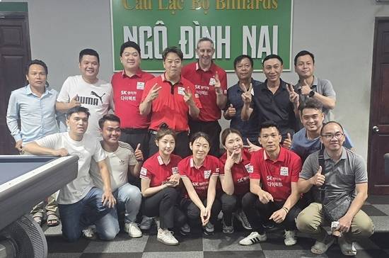 SK렌터카 선수단이 응오딘나이 클럽서 현지선수 및 팬들과 함께 기념촬영하고 있다. (사진= SK렌터카 제공)