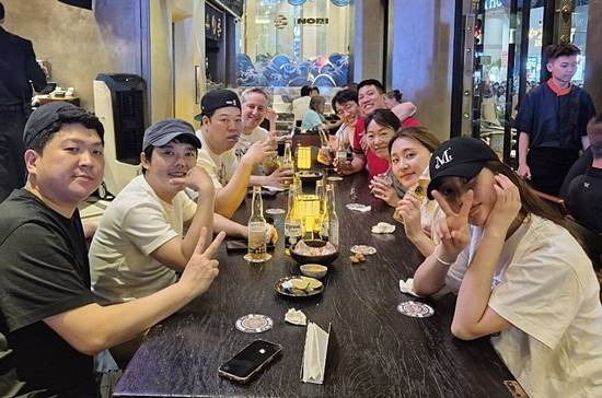 호치민 한 식당서 기념촬영한 SK렌터카 선수단 및 구단 관계자들. (사진= SK렌터카 제공)