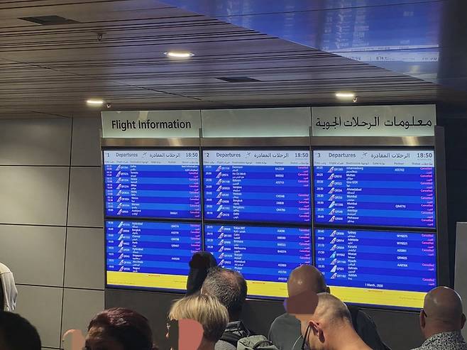 지난달 28일, 이란 전쟁이 발발하면서 이날 카타르 도하 공항에 예정됐던 모든 항공편이 취소됐다. 카타르 영공이 닫히면서 어떤 비행기도 카타르 도하 하마드 공항으로 들어오거나 나갈 수 없었다. 이로 인해 수천명의 환승객은 카타르에 발이 묶였다. 사진은 모든 항공편이 취소된 항공편 안내 전광판의 모습. [이소연 기자]