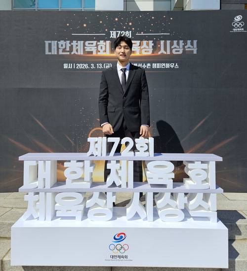 대한체육회 체육상 대상 수상자로 선정된 김원호가 포즈를 취하고 있다.  삼성생명
