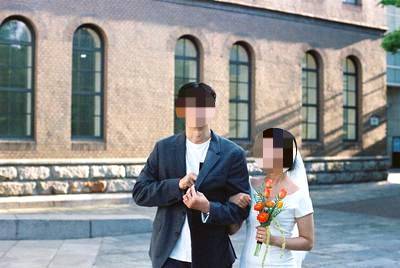 김정윤 씨가 지난해 9월 결혼 소식을 알리며 지인들에게 보낸 알림장.  독자 제공