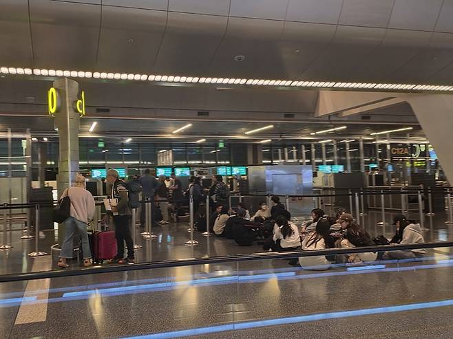 지난 28일 이란 공습으로 카타르 하마드 국제공항이 멈춰서면서 수많은 이용객들이 공항에서 발길이 묶였다. [도하 이소연 기자]