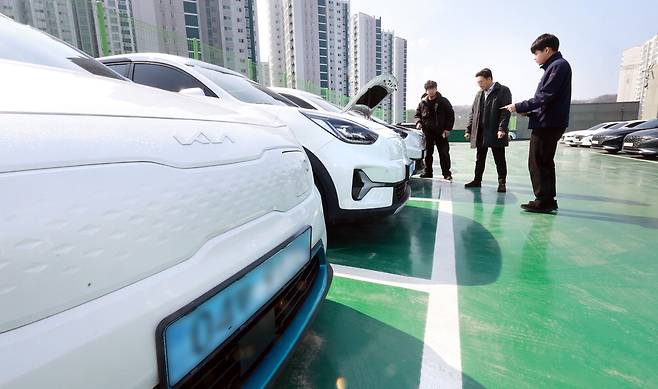 지난 10일 경기도 용인시 기흥구에 있는 롯데렌탈 티카 용인 중고차 매매단지에서 중고차를 보러 온 소비자들이 전기차를 살펴보고 있다.  김재훈 기자