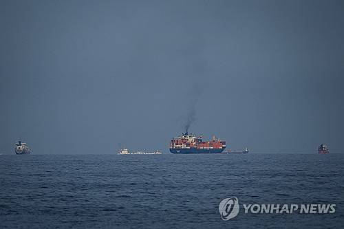 지난 11일(현지시간) 아랍에미리트(UAE)에서 바라본 호르무즈 해협에 유조선과 화물선들이 떠 있는 모습.[연합뉴스]