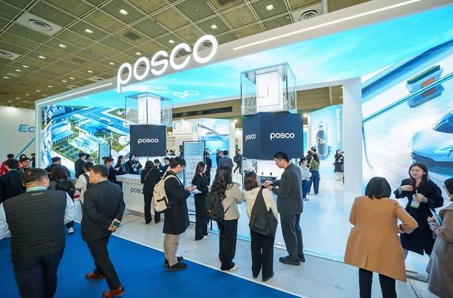 서울 강남구 코엑스에서 열린 '인터배터리 2026'에서 관람객들이 포스코그룹 전시장을 둘러보고 있다/사진제공=포스코퓨처엠