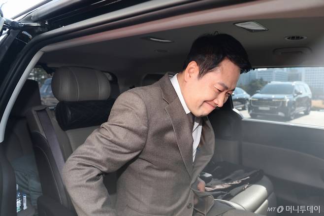 (서울=뉴스1) 신웅수 기자 = 장동혁 국민의힘 대표가 13일 서울 여의도 국회에서 최고위원들을 만난 후 국회를 나서고 있다. 2026.3.13/뉴스1  Copyright (C) 뉴스1. All rights reserved. 무단 전재 및 재배포,  AI학습 이용 금지. /사진=(서울=뉴스1) 신웅수 기자