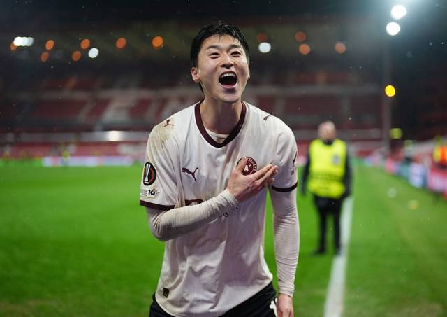 미트윌란의 조규성이 13일 오전(한국시간) 영국 잉글랜드 노팅엄의 더 시티 그라운드에서 열린 UEFA 유로파리그 16강 1차전에서 승리한 후 환하게 웃고 있다.  AP 연합뉴스