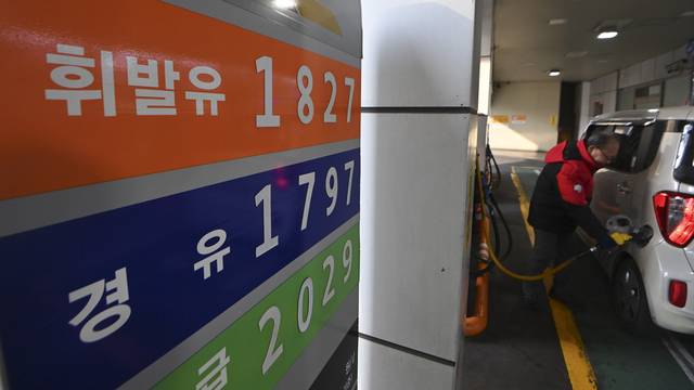 가격 내리기 시작  : 정부가 13일부터 ‘석유 최고가격제’를 전격 시행한 가운데 이날 오전 서울 마포구 한 주유소에 ℓ당 휘발유와 경유 가격이 각각 1827원과 1797원으로 표시돼 있다.  백동현 기자