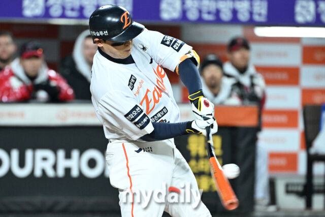 30일 대전 한화생명 볼파크 야구장에서 열린 '2025 신한 SOL 뱅크 KBO 한국시리즈 4차전' LG 트윈스와 한화 이글스 경기. 한화 이진영이 2회말 1사에 타격을 하고 있다./마이데일리