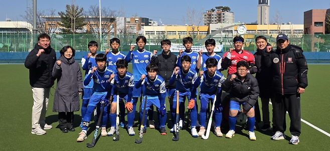지난 7일 한국체육대 하키경기장에서 열린 제43회 서울소년체육대회 겸 제55회 전국소년체육대회 1차 예선에서 승리를 거둔 용산중 하키부. [서울시하키협회]