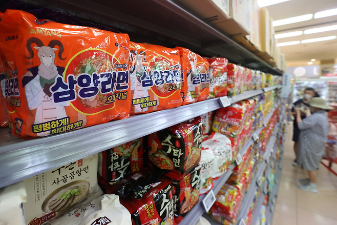 서울의 한 대형마트에 라면이 진열되어 있다. [연합]