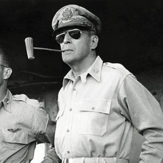 일본 기생지주제를 해체한 미국 맥아더 사령관. [출처 : 야후재팬 화상]