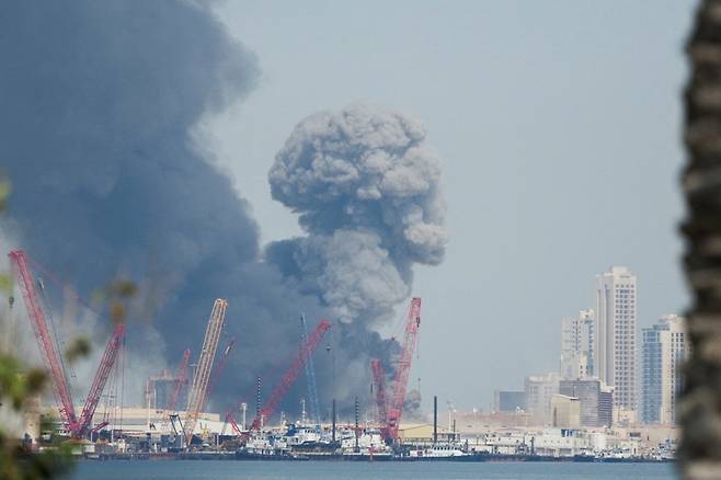 28일(현지시간) 바레인 마나마에서 이란의 탄도미사일 공격에 의한 것으로 추정되는 폭발이 일어난 뒤 연기가 치솟고 있다. [로이터]