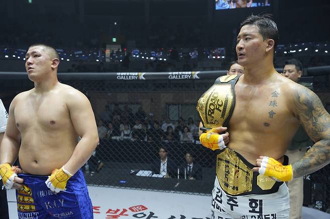 2년전 첫 대결 직후 벨트 2개를 두른 김태인(오른쪽)과 세키노 타이세이