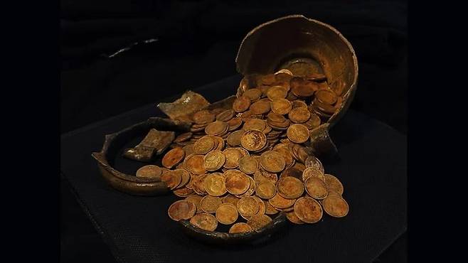 [서울=뉴시스] 러시아 토르조크의 주택 아래에서 409개의 금화가 발견됐다. (사진 출처: 러시아 과학아카데미 고고학연구소)