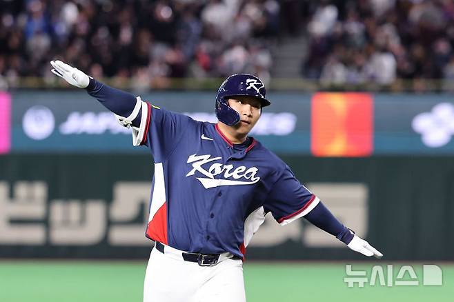 [도쿄=뉴시스] 권창회 기자 = 9일 일본 도쿄돔에서 열린 2026 WBC 조별리그 C조 4차전 한국과 호주의 경기, 2회초 무사 주자 1루 한국 문보경이 2점 홈런을 친 뒤 그라운드를 돌고 있다. 2026.03.09. kch0523@newsis.com