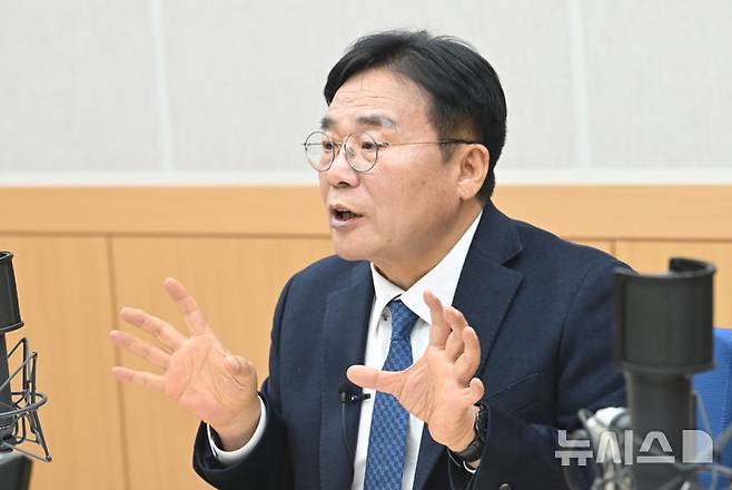 [광주=뉴시스] 박기웅 기자 = 사상 첫 전남광주통합특별시장을 뽑는 6·3지방선거에 출사표를 낸 이병훈 더불어민주당 호남발전특위 수석부위원장이 12일 오후 전남광주통합특별시장 출마예정자 초청 릴레이 인터뷰에서 질문에 답하고 있다. 2026.03.12. (사진=뉴시스DB) photo@newsis.com