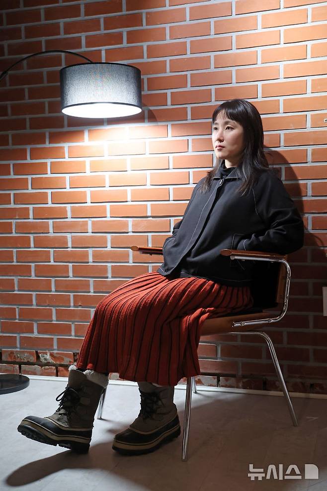 [서울=뉴시스] 박진희 기자 = 함윤이 작가가 등단 이후 첫 장편소설 '정전'을 펴냈다. 사진은 지난해 12월 서울 마포구 문학과지성사에서 뉴시스와 인터뷰 하고 있는 모습. 2026.03.13. pak7130@newsis.com