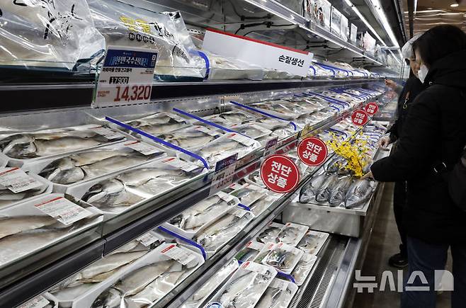 [서울=뉴시스] 김혜진 기자 = 서울 시내 한 대형마트에서 시민들이 장을 보고 있다. 2026.03.06. jini@newsis.com