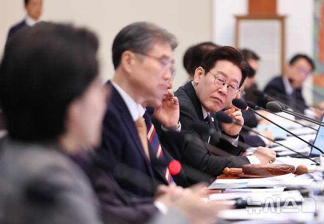 [서울=뉴시스] 최동준 기자 = 이재명 대통령이 24일 청와대에서 열린 국무회의에서 원민경 성평등가족부 장관의 발언을 듣고 있다. 2026.02.24. photocdj@newsis.com