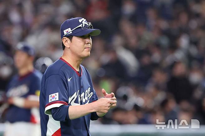 [도쿄=뉴시스] 권창회 기자 = 9일 일본 도쿄돔에서 열린 2026 WBC 조별리그 C조 4차전 한국과 호주의 경기, 2회말 한국 류지현 감독이 마운드를 방문해 손주영과 대화한 뒤 교체사인을 보내고 있다. 2026.03.09. kch0523@newsis.com