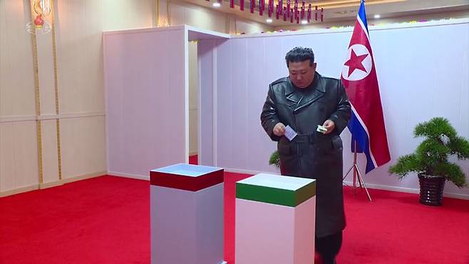 [서울=뉴시스] 김정은 북한 국무위원장이 지난 2023년 11월 26일 도·시·군 인민회의 대의원 선거일을 맞아 룡성기계연합기업소에 마련된 함경남도 제55호 선거구 제26호 분구 선거장에서 투표했다고 이튿날 북한 조선중앙TV가 보도했다. 찬성 투표함과 반대 투표함이 보인다. (사진=조선중앙TV 캡처) 2026.03.13. photo@newsis.com *재판매 및 DB 금지