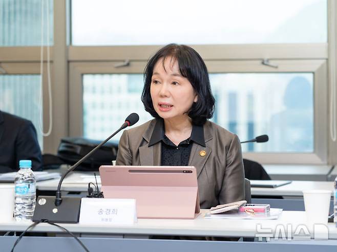 [서울=뉴시스] 송경희 개인정보보호위원회 위원장이 12일 오후 서울 종로구에서 개최된 'ISMS·ISMS-P 인증제 실효성 강화을 위한 현장 간담회'에 참석해 인사말을 하고 있다. 2026.03.12. (사진=개인정보보호위원회 제공)