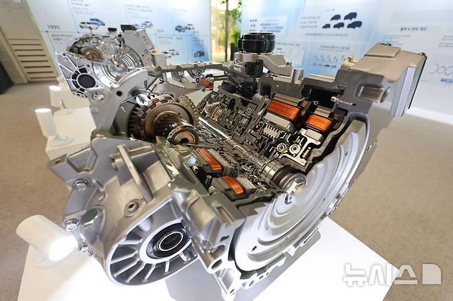 [서울=뉴시스] 이영환 기자 = 지난해 4월10일 오전 서울 중구 크레스트72에서 열린 현대자동차그룹 차세대 하이브리드 시스템 테크 데이에서 차세대 하이브리드 시스템 변속기(대형) 절개 모델이 전시되어 있다. 2025.04.20. 20hwan@newsis.com