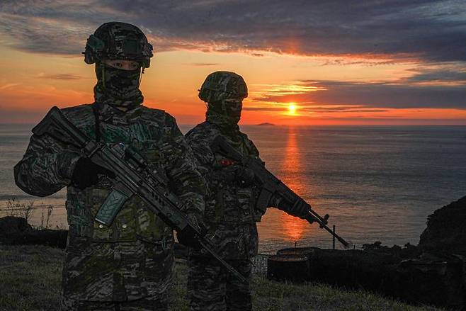[서울=뉴시스] 지난 22일 서해 최전방 말도에서 해병대 장병들이 일몰 시간 해안경계작전 임무를 수행하고 있다. 해당 사진은 기사 내용과 관계 없음. (사진=해병대사령부 제공). 2025.12.31. photo@newsis.com *재판매 및 DB 금지