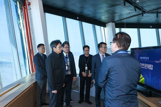 [서울=뉴시스]홍지선 국토교통부 2차관은 13일 오후 인천관제탑과 인천지역관제소, 운항훈련센터 현장 여건을 점검했다. (사진=국토부 제공) 2026. 3. 13.  *재판매 및 DB 금지