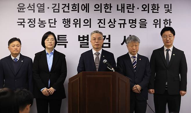 지난 2월 25일 권창영 특별검사가 과천 사무실에서 특별검사 사무실 현판식을 마치고 특검보들과 입장발표를 하고 있다. (출처:연합)&nbsp;