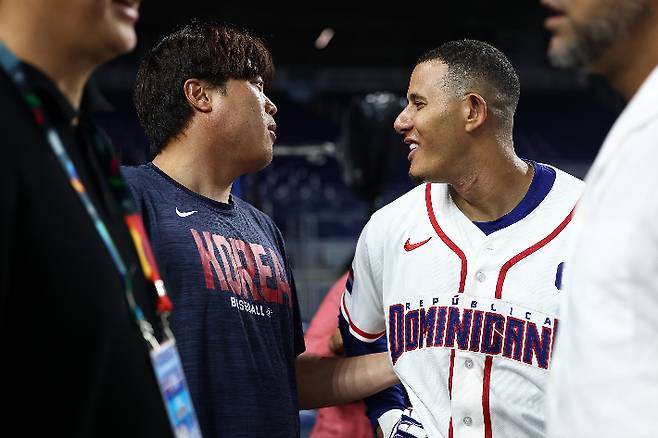 인사하는 류현진과 마차도. 연합뉴스