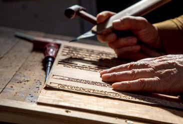 목판에 글자나 그림을 새기는 작업 ‘각자’.