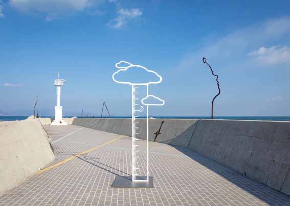 두문마을 방파제에 설치된 최병수 작가의 작품.