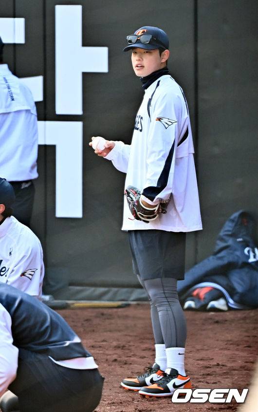 [OSEN=대전, 민경훈 기자] 12일 대전 한화생명볼파크에서 2026 신한 SOL KBO리그 시범경기 한화 이글스와 삼성 라이온즈의 경기가 열릴 예정인 가운데 경기 전 훈련이 진행됐다.시범경기는&nbsp;오늘(12일)부터&nbsp;오는 24일까지 진행되며, 각 팀이 12경기씩 치러 총 60경기가 펼쳐진다.경기 전 한화 문동주가 몸을 풀고 있다. 2026.03.12 /rumi@osen.co.kr