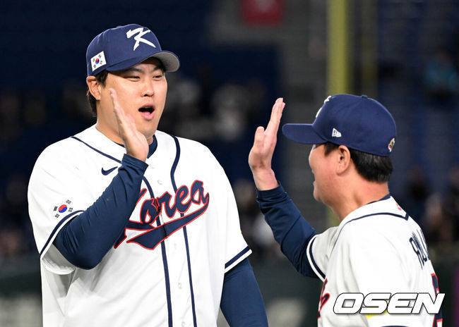 [OSEN=도쿄(일본), 손용호 기자] 5일 일본 도쿄돔에서 월드베이스볼클래식(WBC) 조별리그 C조 한국과 체코의 경기가&nbsp;열렸다.한국은 소형준, 체코는 다니엘 파디샥을 선발투수로 내세웠다.2006년 4강, 2009년 준우승을 차지한 경험이 있는 한국은 이후 3개 대회(2013년, 2017년, 2023년)에서 모두 8강 토너먼트 진출에 실패했다. 이번 대회에서는 17년 만에 본선 토너먼트 진출을 노린다.경기에 앞서 한국 류현진이 류지현 감독과 하이파이브를 하고 있다. 2026.03.05&nbsp;/spjj@osen.co.kr