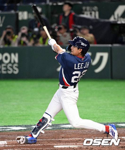 [OSEN=도쿄(일본), 손용호 기자] 9일 일본 도쿄돔에서 월드베이스볼클래식(WBC) 조별리그 C조 한국과 호주의 경기가&nbsp;열렸다.C조는 일본이 3승으로 조 1위를 확정, 8강에 진출했다. 호주가 2승 1패, 대만이 2승 2패, 한국이 1승 2패, 체코는 3패다.한국 WBC 대표팀이 8강에 진출하려면 호주에 2점 이하로 실점하면서 5점 차 이상으로 승리해야만 한다.3회초 무사 2루에서 한국 이정후가 우중간 적시 2루타를 치고 있다. 2026.03.09&nbsp;/spjj@osen.co.kr