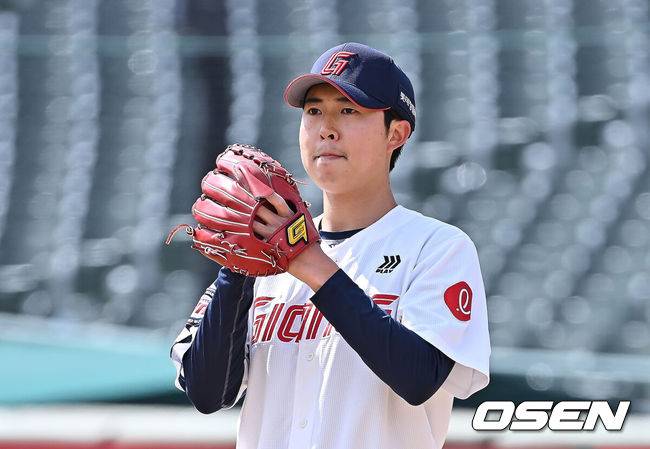 [OSEN=부산, 이석우 기자] 13일 부산 사직야구장에서 2026 신한 SOL KBO 리그 롯데 자이언츠와 KT 위즈의 시범경기가 열렸다. 홈팀 롯데는 쿄야마가 방문팀 KT는 보쉴리가 선발 출전했다.롯데 자이언츠 선발 투수 쿄야마가 1회초 무사 2,3루 KT 위즈 김현수에게 2타점 우익수 오른쪽 안타를 맞고 아쉬워하고 있다. 2026.03.13 / foto0307@osen.co.kr