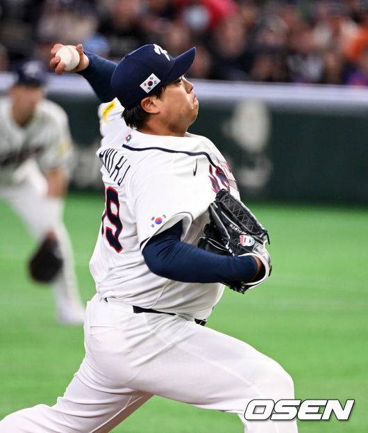 [OSEN=도쿄(일본), 손용호 기자] 8일 일본 도쿄돔에서 2026 월드베이스볼클래식(WBC) 1라운드 C조 조별리그 대한민국과 대만의 경기가&nbsp;열렸다.한국은 전날(7일) 일본과의 경기에서 6-8로 석패했다. 앞서 체코전을 11-4로 잡았던 한국은 1승1패를 마크하게 됐고, 남은 대만전과 호주전에 사활을 걸어야 한다.1회초 한국 류현진이 역투하고 있다. 2026.03.08&nbsp;/spjj@osen.co.kr