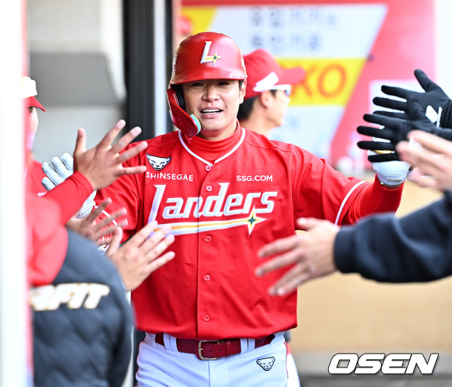 [OSEN=광주, 민경훈 기자] 13일 광주기아챔피언스필드에서 2026 신한 SOL KBO리그 시범경기 KIA 타이거즈와 SSG 랜더스의 경기가 열렸다.시범경기는 오늘(12일)부터 오는 24일까지 진행되며, 각 팀이 12경기씩 치러 총 60경기가 펼쳐진다.2회초 SSG 선두타자로 나온 김재환이 우월 솔로 홈런을 때린 후 덕아웃에서 하이파이브를 하고 있다. 2026.03.13 / rumi@osen.co.kr