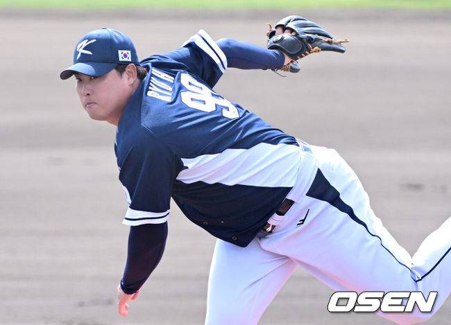 [OSEN=오키나와(일본), 최규한 기자] 2026 WBC(월드베이스볼클래식)를 준비하는 대한민국 야구 대표팀이 21일 오후 일본 오키나와 고친다 구장에서 프로야구 한화 이글스와 연습경기를 펼쳤다. 야구 대표팀은 오키나와에서 국내 팀들과 6차례 연습경기를 치르며 전력을 끌어올릴 예정이다.1회말 대표팀 선발 류현진이 힘차게 공을 뿌리고 있다. 2026.02.21 / dreamer@osen.co.kr
