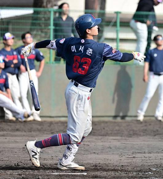 [OSEN=미야자키(일본), 지형준 기자] 3일 일본 미야자키현 아야초 니시키바루 야구장에서 SSG 랜더스와 롯데 자이언츠의 연습경기가 열렸다.전날 두 팀의 경기는 우천으로 취소됐다. 이날 SSG는 베니지아노, 롯데는 나균안을 선발로 내세웠다.9회초 롯데 이서준이 투런포를 날리고 있다. 2026.03.03 /jpnews@osen.co.kr