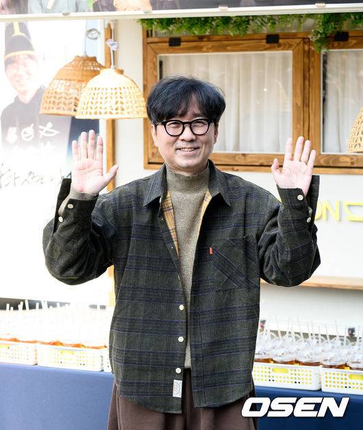 [OSEN=이대선 기자] 장항준 감독이 12일 오후 서울 중구 프레스센터 앞 광장에서 영화 '왕과 사는 남자' 흥행 감사 커피차 이벤트를 열었다.'왕과 사는 남자'는 개봉 36일째인 어제(11일) 관객수 1200만명을 넘어섰다. 이로써 '파묘'(1191만4869명)를 꺾고 역대 박스오피스 20위에 안착했다.장항준 감독이 커피차 이벤트를 진행하고 있다. 2026.03.12 /sunday@osen.co.kr
