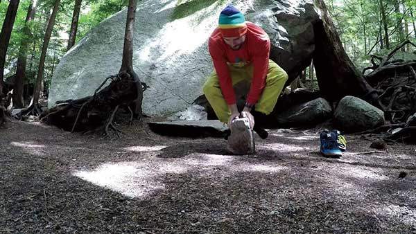 볼더 '포터블' 위에 올라서기(V4급 동작)를 시도하고 있는 캐나다 등반가. 사진 크리스 카터.