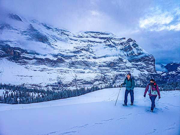 웅장한 장벽을 이룬 비텐호른(2,756m) 능선을 옆에 두고 길이 이어진다.유튜버 산타윤과 혜초여행 임우람 대리.