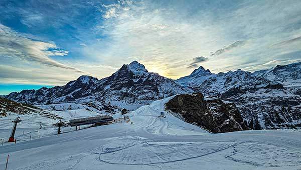 바흐알프제로 이어진 길에서 본 베터호른과 쉬렉호른(4,078m). 사진 서정윤 매경헬스 기자(유튜버 산타윤)