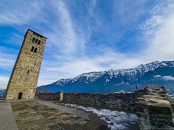 산 정상격인 골드스빌 교회 종탑. 인터라켄 시내와 주변 능선이 시원하게 드러난다.